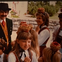Fotografie zachycující walserskou slavnost. Členové walserské komunity jsou oblečeni do tradičních krojů.